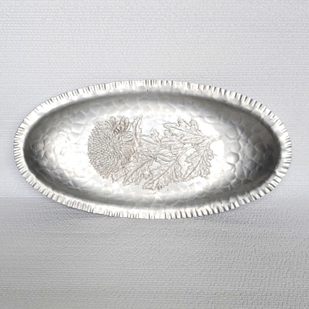 Trade Continental Silverlook 566 Handwrought Crysanthemum Oval Tray